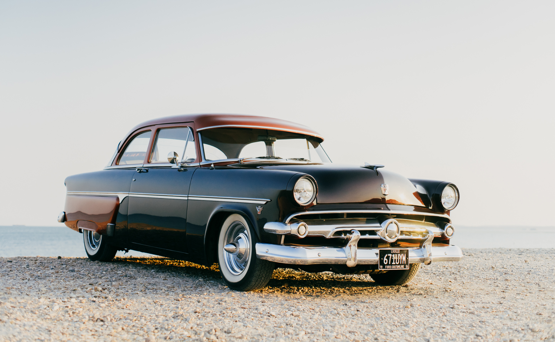 Image of vintage car on the seafront