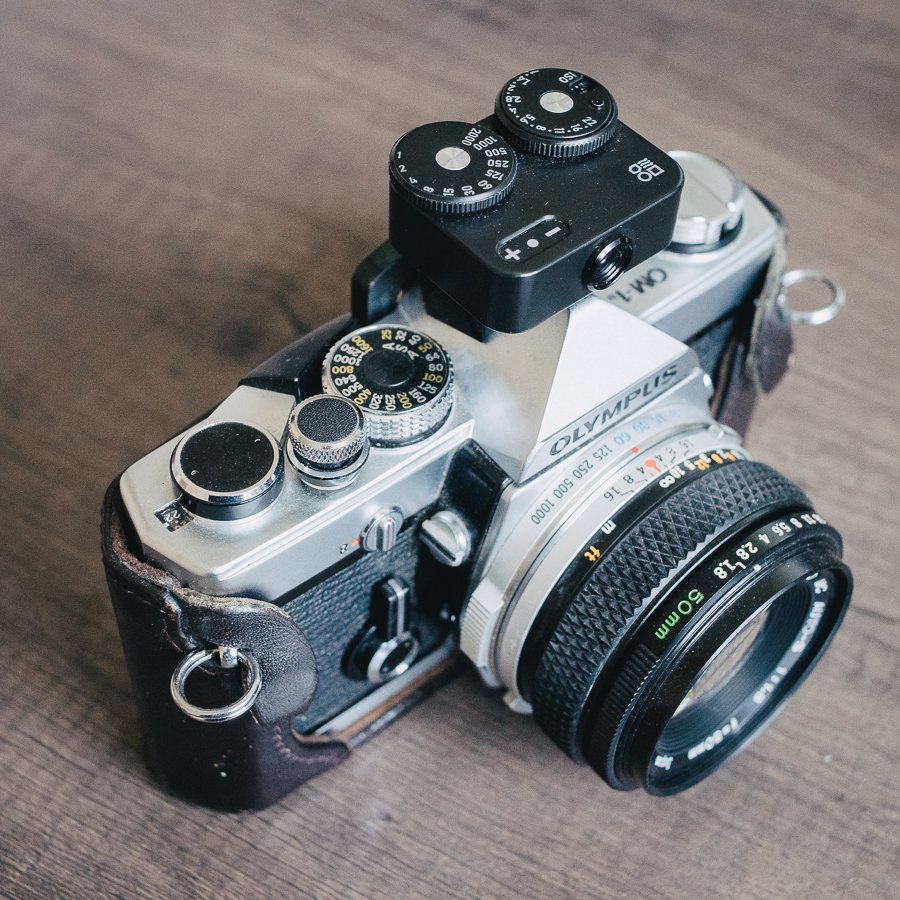 The DOOMO Meter mounted on a Olympus OM1