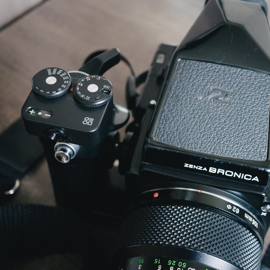 The DOOMO Meter mounted on a Bronica ETRS